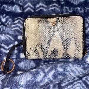 kelly wynne wallet !